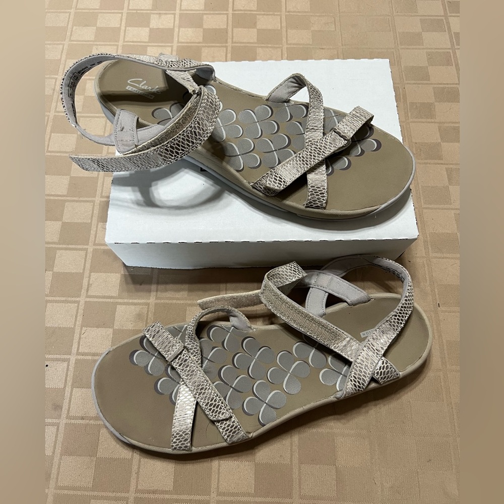 CLARKS 15906 Soft Cushion Gray White Reptile Adjustable Strappy Sandals Size 10‎